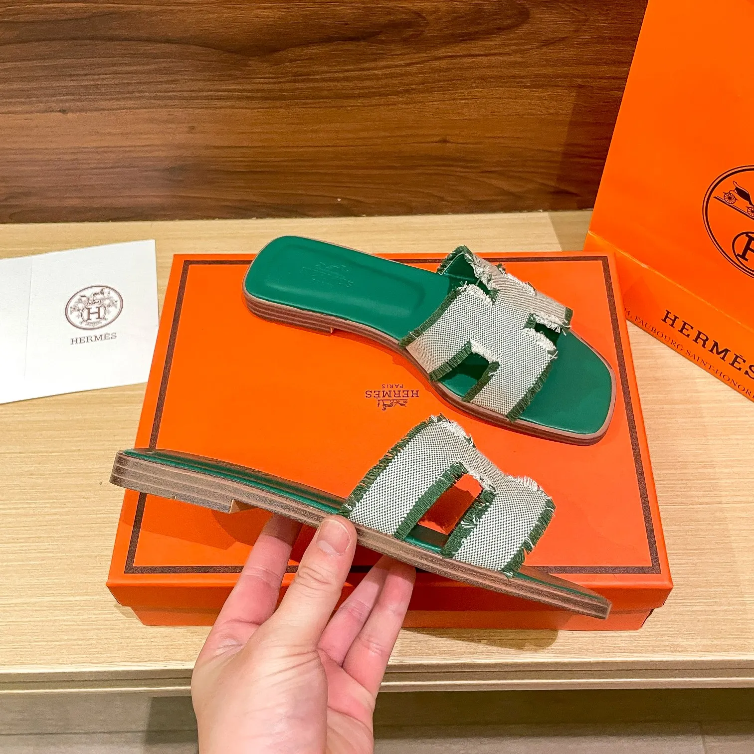 👟👟Ex-factory price 480👟👟 Hermes/Hermes new oran tassel slippers, eyelash slippers, classic slippers, exclusively customized dyed jacquard cotton fabric, woven in white and original colors! Purely hand-drawn raw edge craftsmanship creates a tassel effect. The lining and insole are made of imported soft lambskin and genuine leather outsole. Summer is here, and everyone has a pair, a must-have when going out! It doesn't rub your feet at all and is super comfortable on your feet. black pink green brown size: 35-41